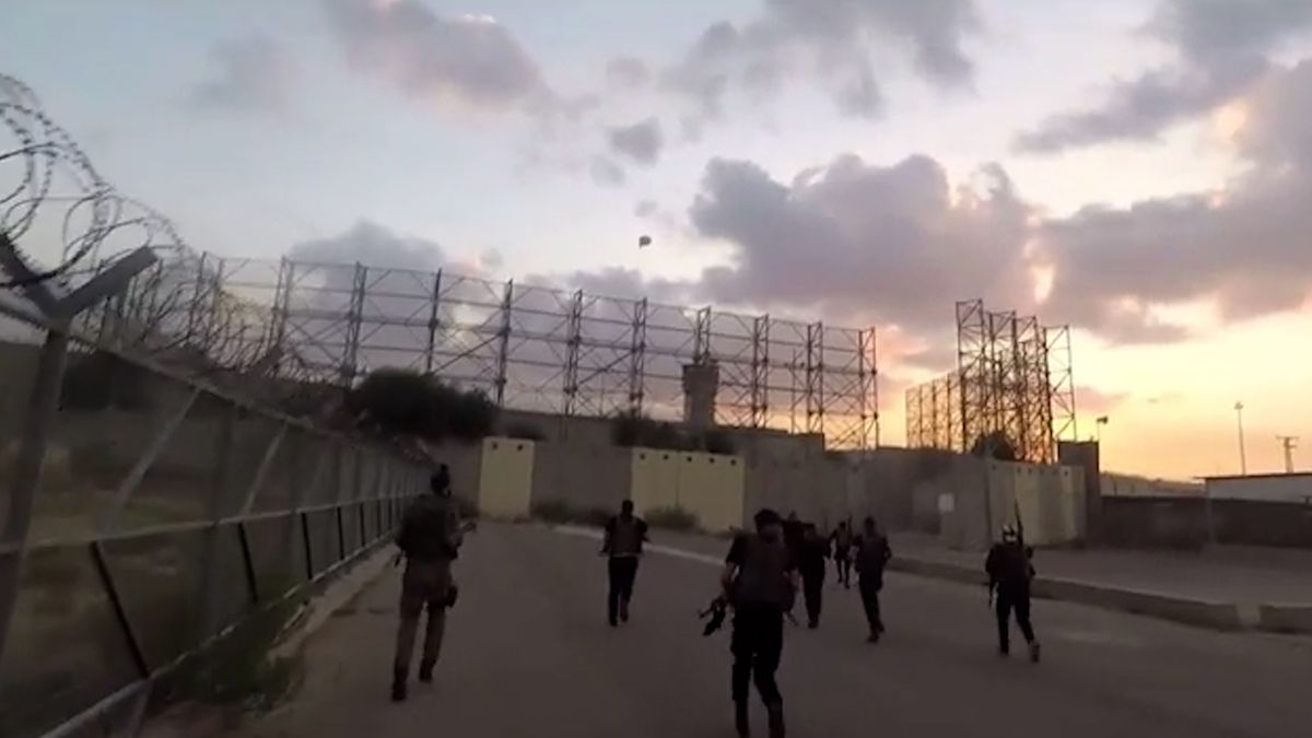 Nepřekročitelná bariéra padla až příliš snadno, Hamás prošel přes zeď kolem Gazy jako nůž máslem